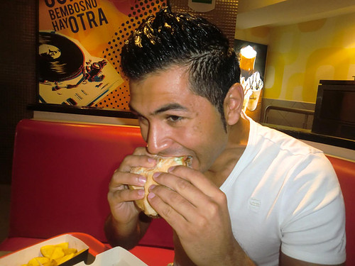 Omer eet hamburger